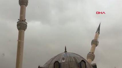 Fırtınaya dayanamayan cami minaresi yıkıldı