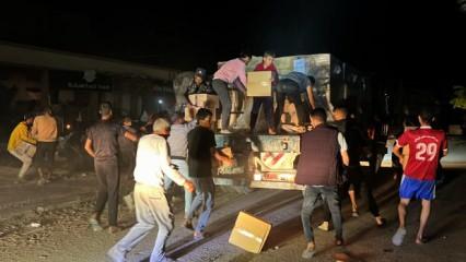 Gazze'ye kısıtlı sayıda insani yardım taşıyan kamyonlar giriş yaptı