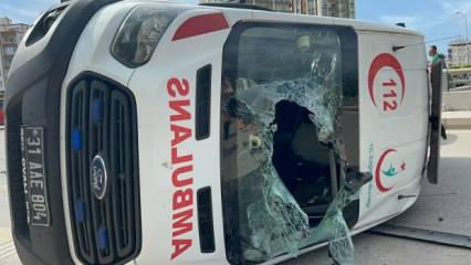 Hatay'da araçla çarpışan ambulans devrildi: 2 yaralı