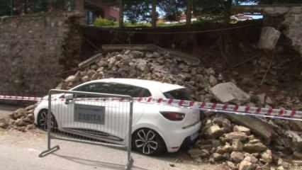 Üsküdar'da korkutan anlar: Site duvarı çöktü, 2 otomobil altında kaldı