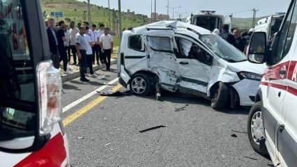 Mardin'de hafif ticari araç ile minibüs çarpıştı: 11 yaralı