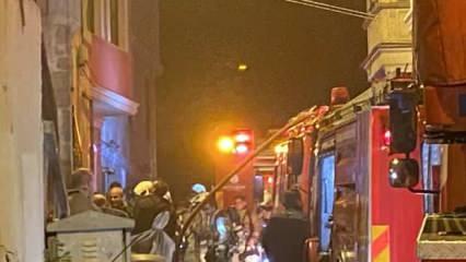Fatih'te 4 katlı binada yangın: 2 kişi dumandan etkilendi