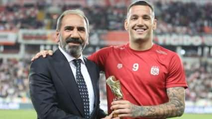 Sivasspor'dan golcüsü Rey Manaj’a plaket
