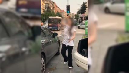 Arkasına parkeden s&uuml;r&uuml;c&uuml;ye sinirlenen s&uuml;r&uuml;c&uuml; &ouml;yle şeyler yaptı ki g&ouml;renler şaşırdı kaldı