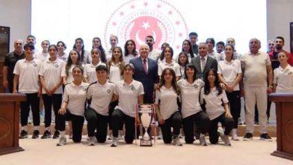  Bakan Güler, Yüksekova Belediyespor'un kadın futbolcularını ağırladı