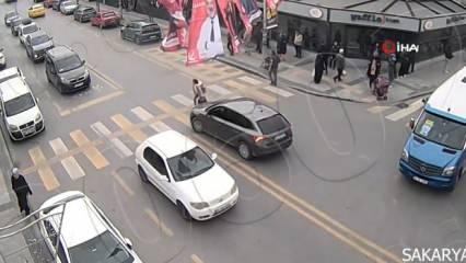 Göz göre göre kız çocuğuna çarptı! Otomobiln kural tanımazlığı pes dedirtti