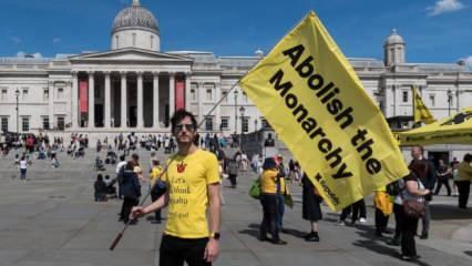 İngiltere'de &ccedil;ok sayıda kişi Trafalgar Meydan'ında Kral 3. Charles'a karşı toplandı