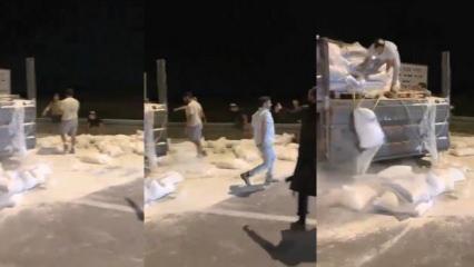 İşgalci teröristler Gazze'ye giden un yüklü kamyonu durdurup çuvalları parçaladılar!