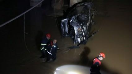 Otomobil Kızılırmak'a uçtu: Camlar kesilerek kurtarıldılar