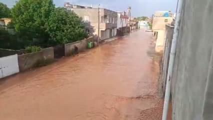 Şanlıurfa'da inanılmaz görüntü! Dolu ve yağmur mahalleleri göle çevirdi