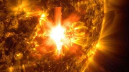 NASA, Güneş'te yaşanan dev patlamayı yayınladı