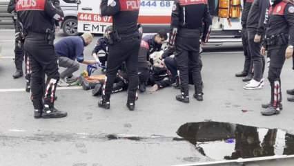 Bakırköy'de motosikletli 2 polis ticari taksiye arkadan çarptı