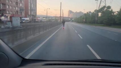Elektrikli scooter sürücüsünün tehlikeli yolculuğu kamerada