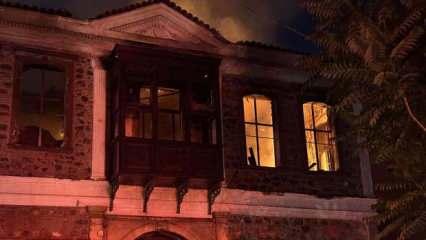 İzmir'de tarihi binada yangın; mahsur kalan kadın kurtarıldı