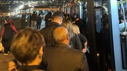 Metrobüsteki arıza nedeniyle yolcular tahliye edildi