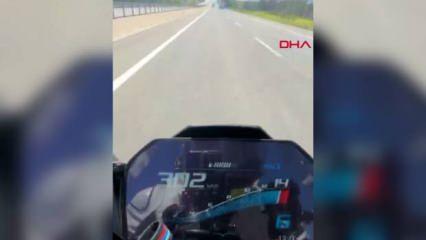 Motosikletli maganda kazaya davetiye çıkardı! O anlar kask kamerasına böyle yansıdı