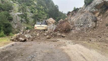 Dev kayalar yolu ulaşıma kapattı