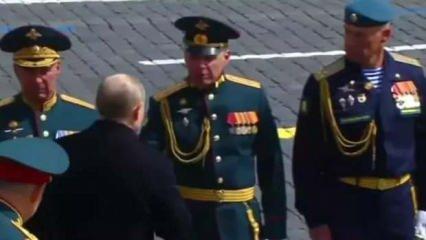 Rusya'da çarpıcı anlar! İki komutan Rusya Devlet Başkanı Putin'i selamlamadı