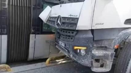 Korkutan kaza! Beton mikseriyle tramvay çarpıştı