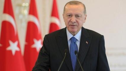 Cumhurbaşkanı Erdoğan gençlerle bir arada: 'Türkiye'nin en büyük umudu sizlersiniz!'