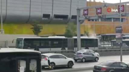 Metrobüste korku dolu anlar: Dumanlar yükseldi, yolcular tahliye edildi!