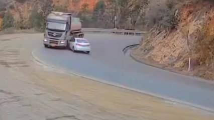 Virajı alamayan arabalar tek tek devrildi!