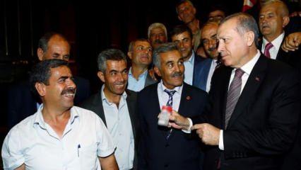 Bazen namaz sonrasında camide, bazen esnaf ziyaretinde! Erdoğan'dan sigara koleksiyonu