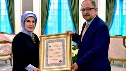 Emine Erdoğan ödülünü teslim aldı