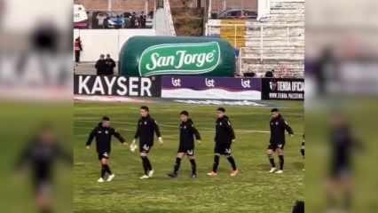 Futbolcular katledilen çocuklarla birlikte sahaya çıktılar