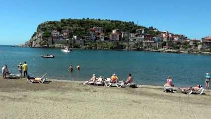 Rus turistler Amasra’ya doyamıyor