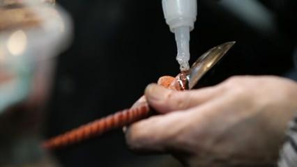 Saray geleneği devam ettiriyor! Sterilize ettiği boynuzlara kaşık şekli veriyor...