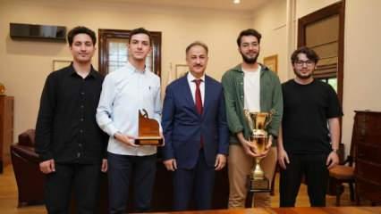 Boğaziçi Üniversitesi, Katar'daki münazara turnuvasında birinci oldu
