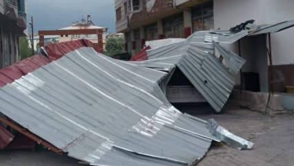 Erciş'te fırtına çatıları uçurdu