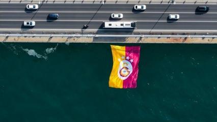 Şampiyon Galatasaray’ın bayrağı İstanbul Boğazı’nda!