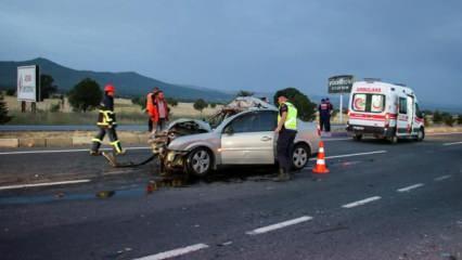 Uşak'ta feci kaza: Kamyonla otomobil çarpıştı, 1 ölü