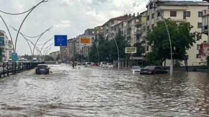 Uşak'ta sağanak ve dolu: Yollar göle döndü
