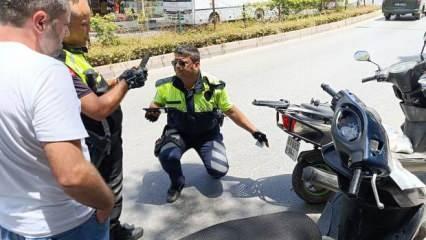 Motosikletteki düzeneği polisin dikkati ortaya çıkardı!