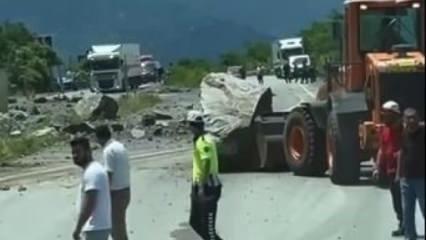 Artvin'de faciadan dönüldü: Kopan kayalar seyir halindeki araca isabet etti