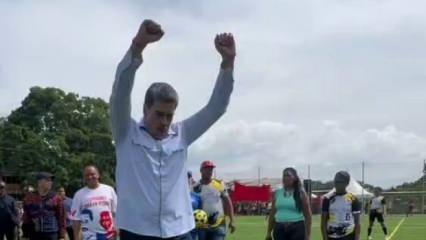 Maduro, çocuklarla halı sahada futbol oynadı