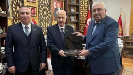 MHP'li genel başkan yardımcıları Bahçeli’ye silah hediye etti