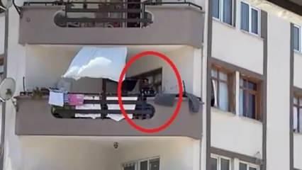 Bursa'da tartıştığı ağabeyini bıçaklayan genç, balkonda harakiri yaptı