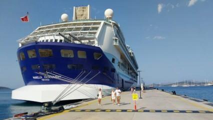 Malta bayraklı kruvaziyer "Marella Discovery" Bodrum Limanı'na demirledi