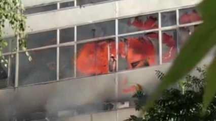 Rusya’da korkunç yangın: Mahsur kalanların binadan atladığı anlar kamerada!