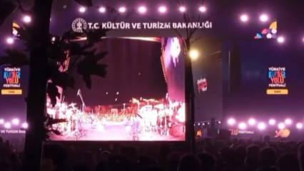 Şarkıcı Beng&uuml; 'Ne Mutlu T&uuml;rk&uuml;m Diyene' dedi! Pet şişe yağdırdılar