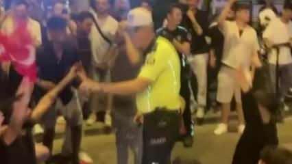 Trafik polisi vatandaşın galibiyet coşkusuna üçlü çektirerek ortak oldu