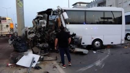 Tur midibüsü bariyere çarptı: 1 ölü, 20 yaralı