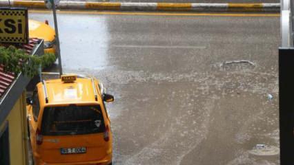 Van’da sağanak yağış! Caddeler ve yollar göle döndü