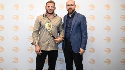 Bilal Erdoğan, İsmail Balaban'a altın kemeri takdim etti