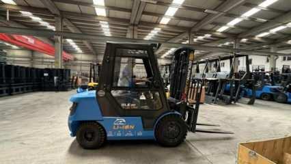 Elektrikli forklift, kapalı alanlarda emisyonu en aza indirmek için çalışıyor