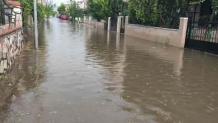 İzmir sağanağa teslim: Cadde ve sokaklarda suyla doldu